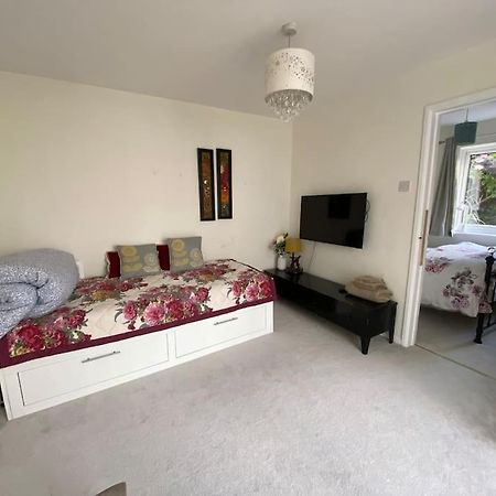 Cosy Apartment With Private Access And Kitchenette In Guildford (Adults Only) Worplesdon Exterior photo